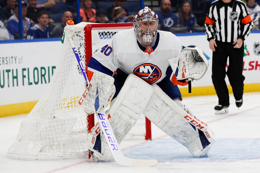 Варламов вышел на третье место по сухим матчам среди россиян в истории НХЛ