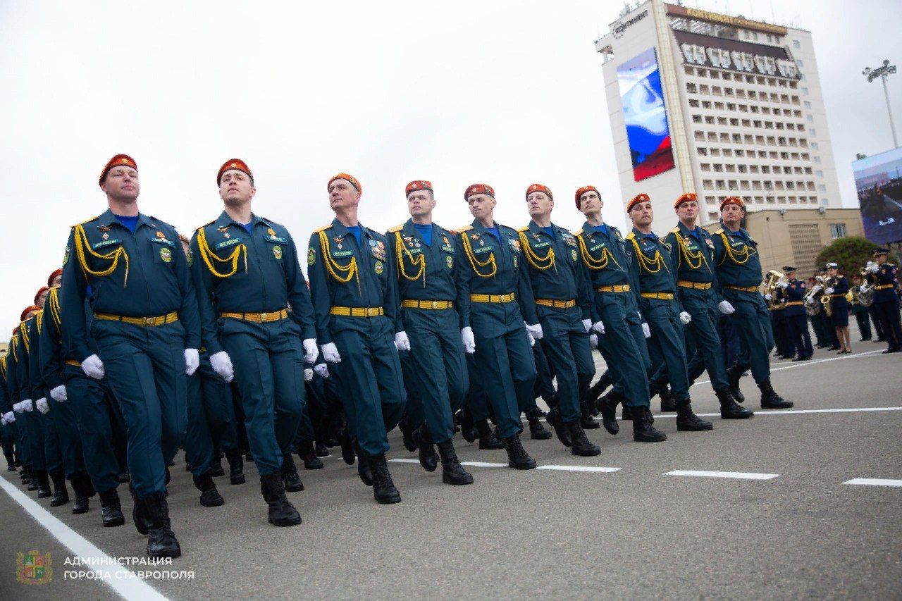 В Ставрополе почти 1,5 тысячи военных, в том числе участники СВО, маршем прошли на параде Победы