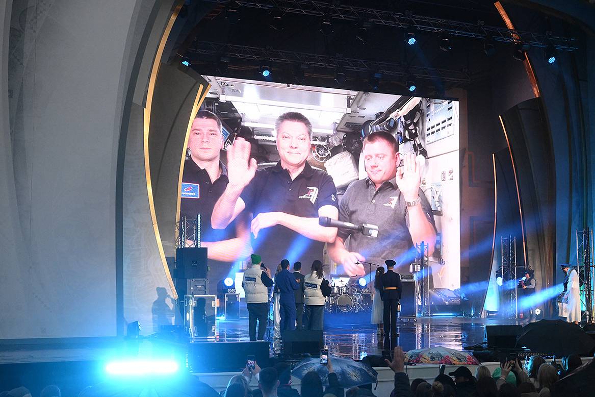 Российские космонавты впервые в 2024 году вышли в открытый космос